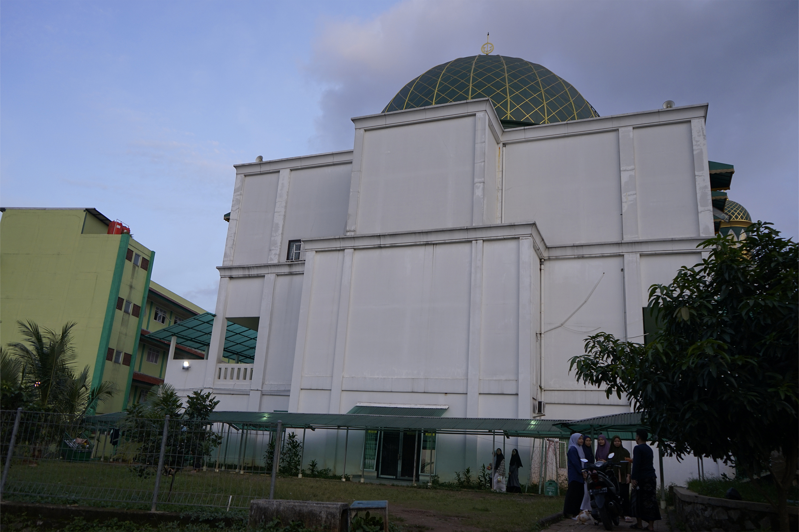 Masjid An-Nida An-Naidi ( tampak dari belakang )