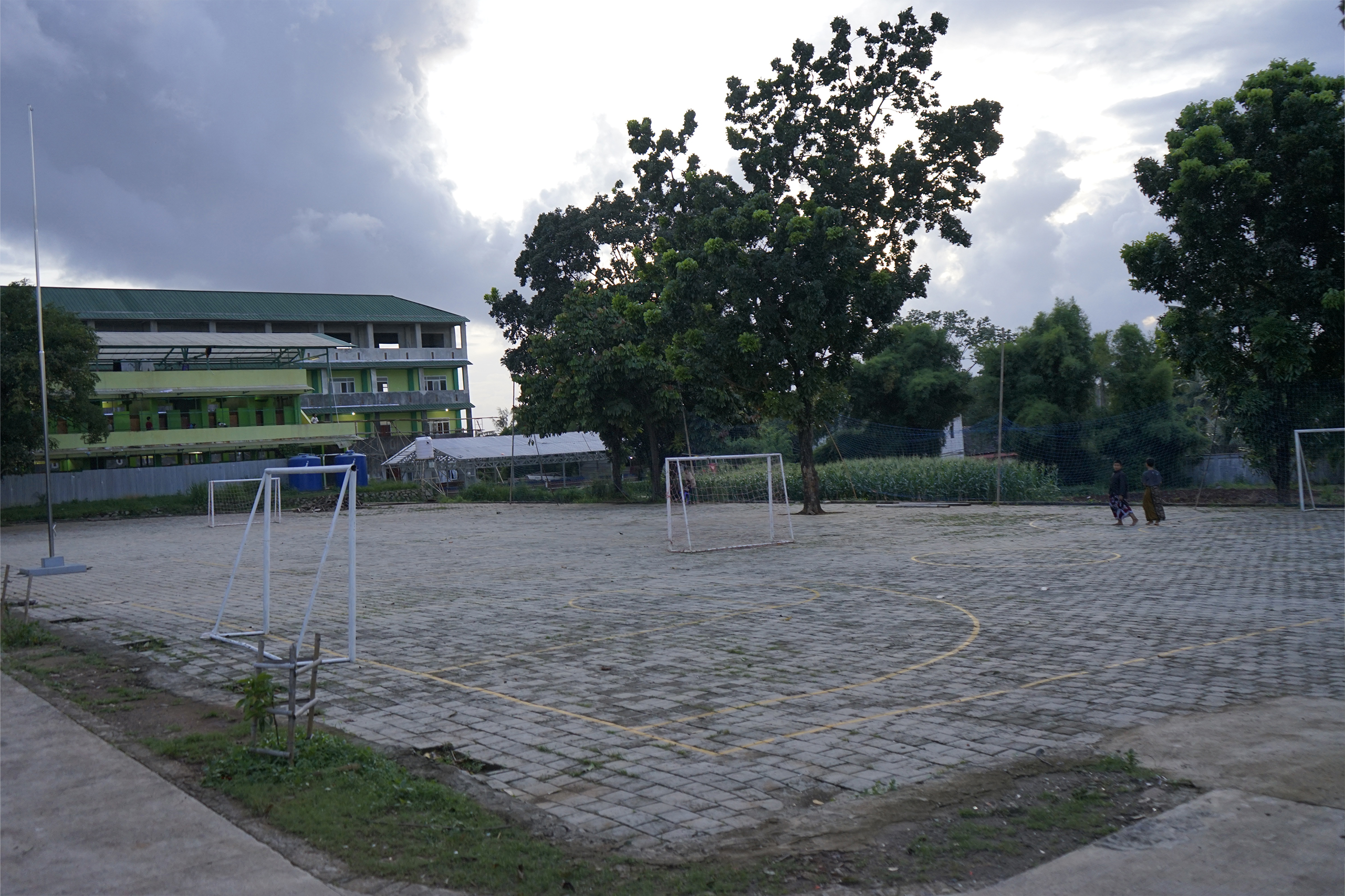 Lapangan dan Kamar Mandi Santri Putra