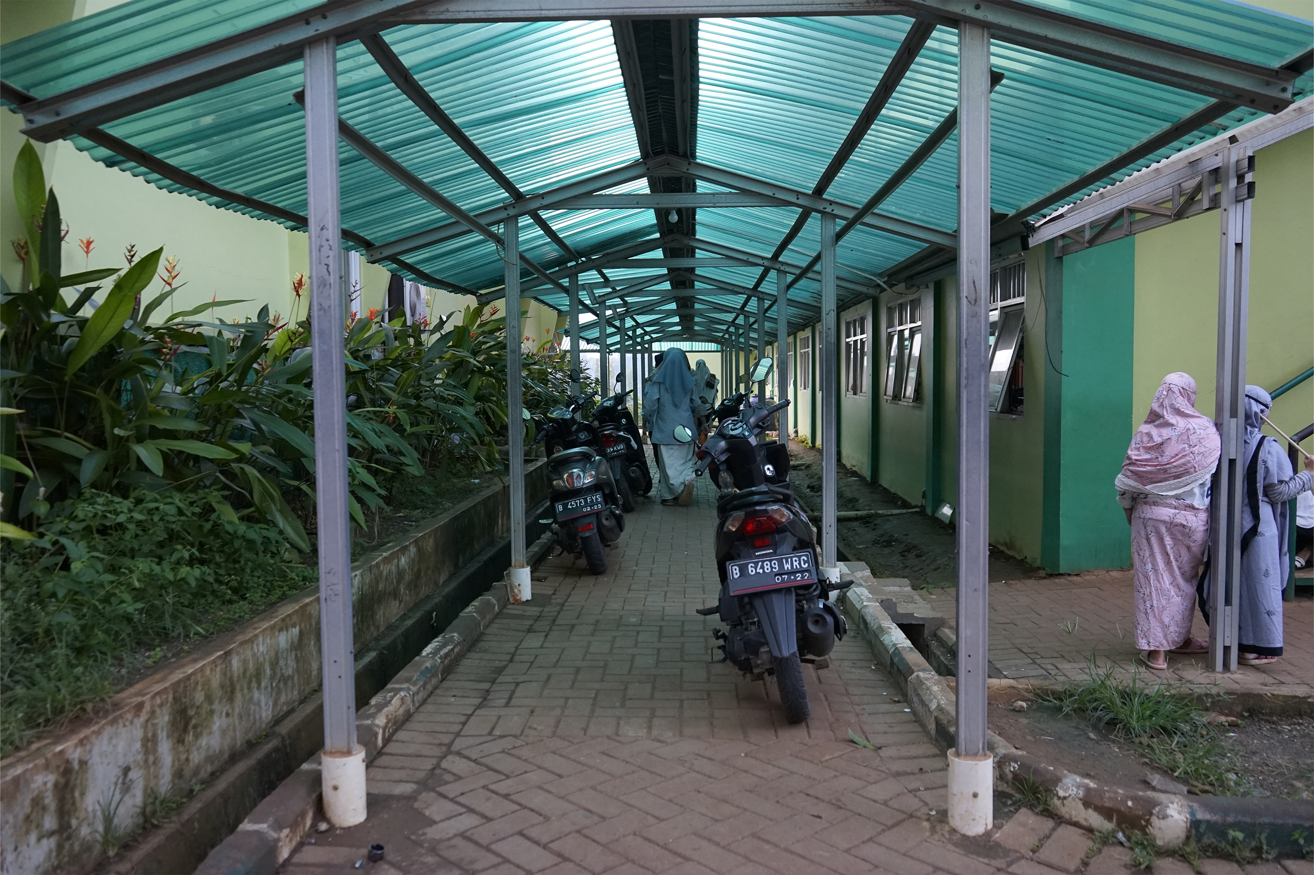Lorong Samping Asrama Guru  dan Asrama Putri