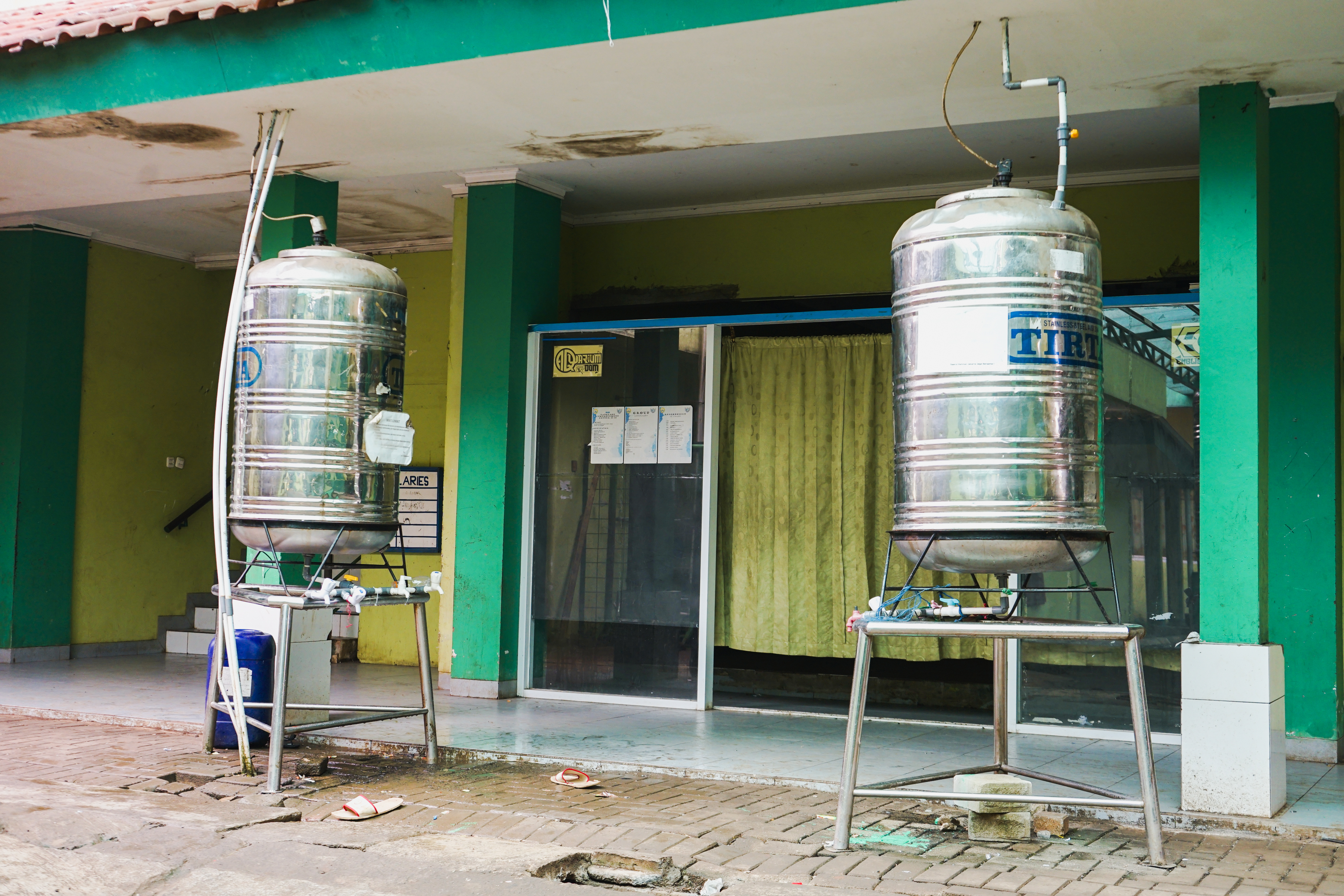Kantor Bahasa dan Tang Air Mineral
