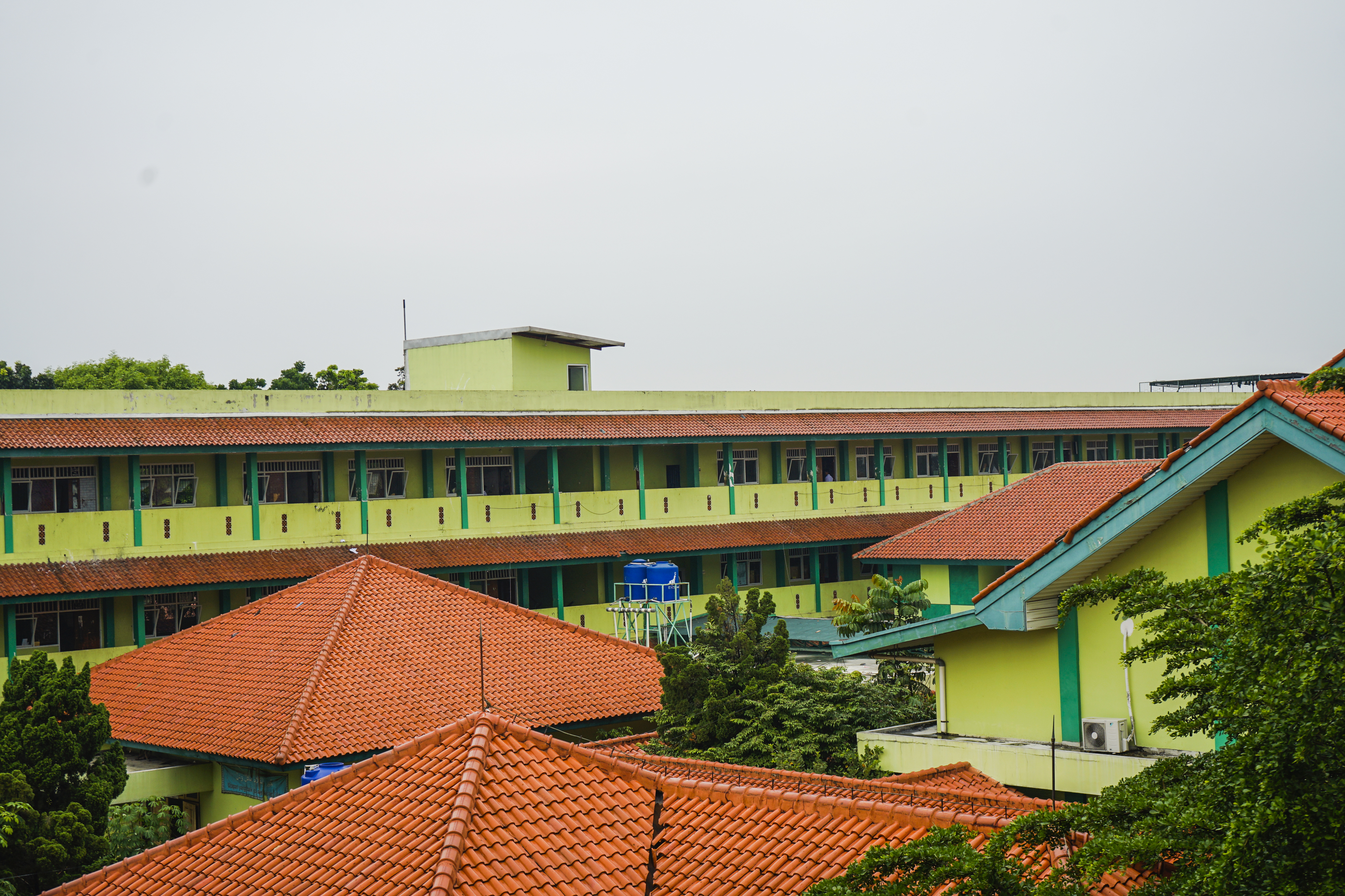 Atap-Atap Kantor Sekolah dan Asrama Putra
