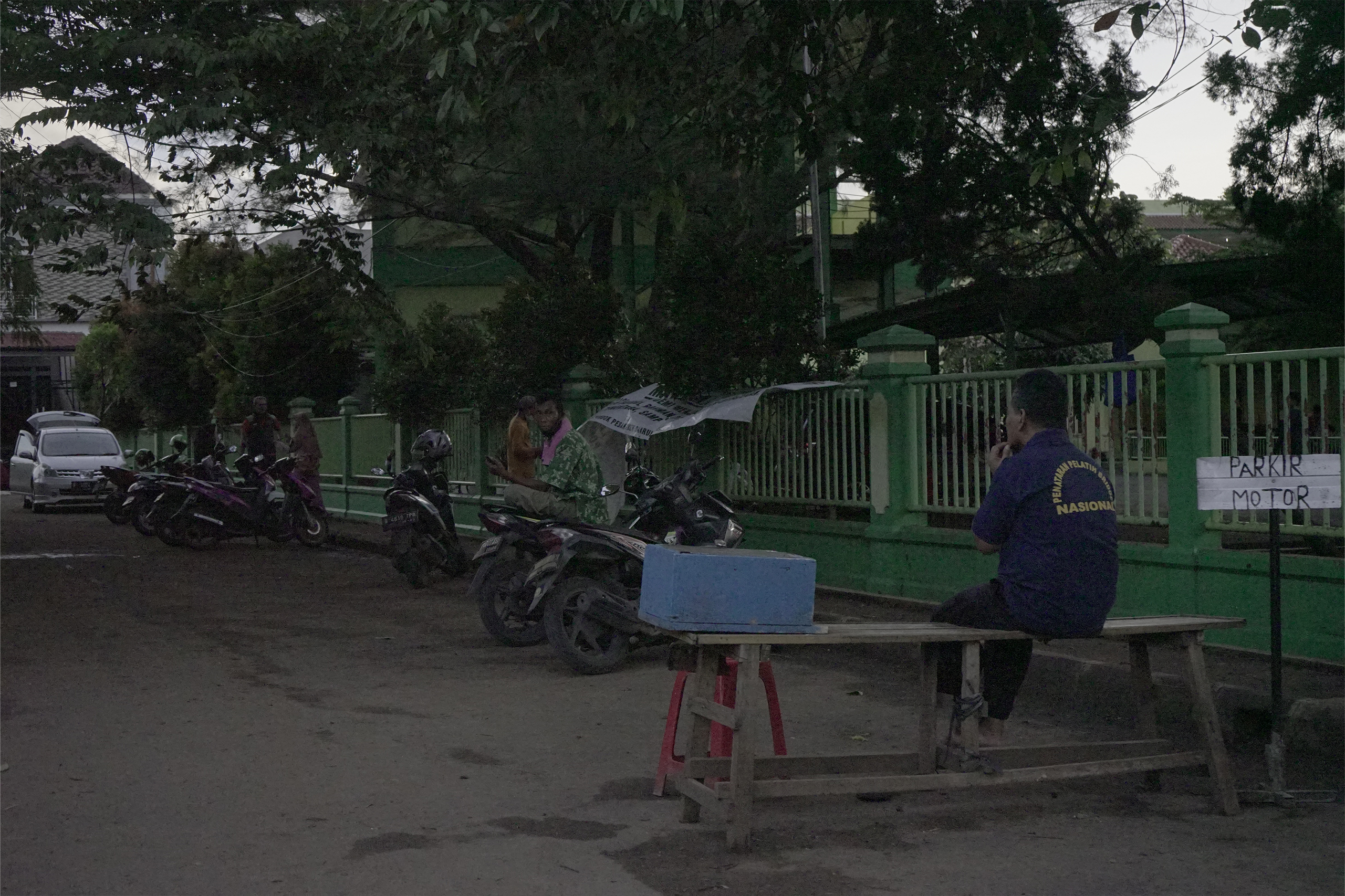 Suasan Depan Pagar Kawasan Putra