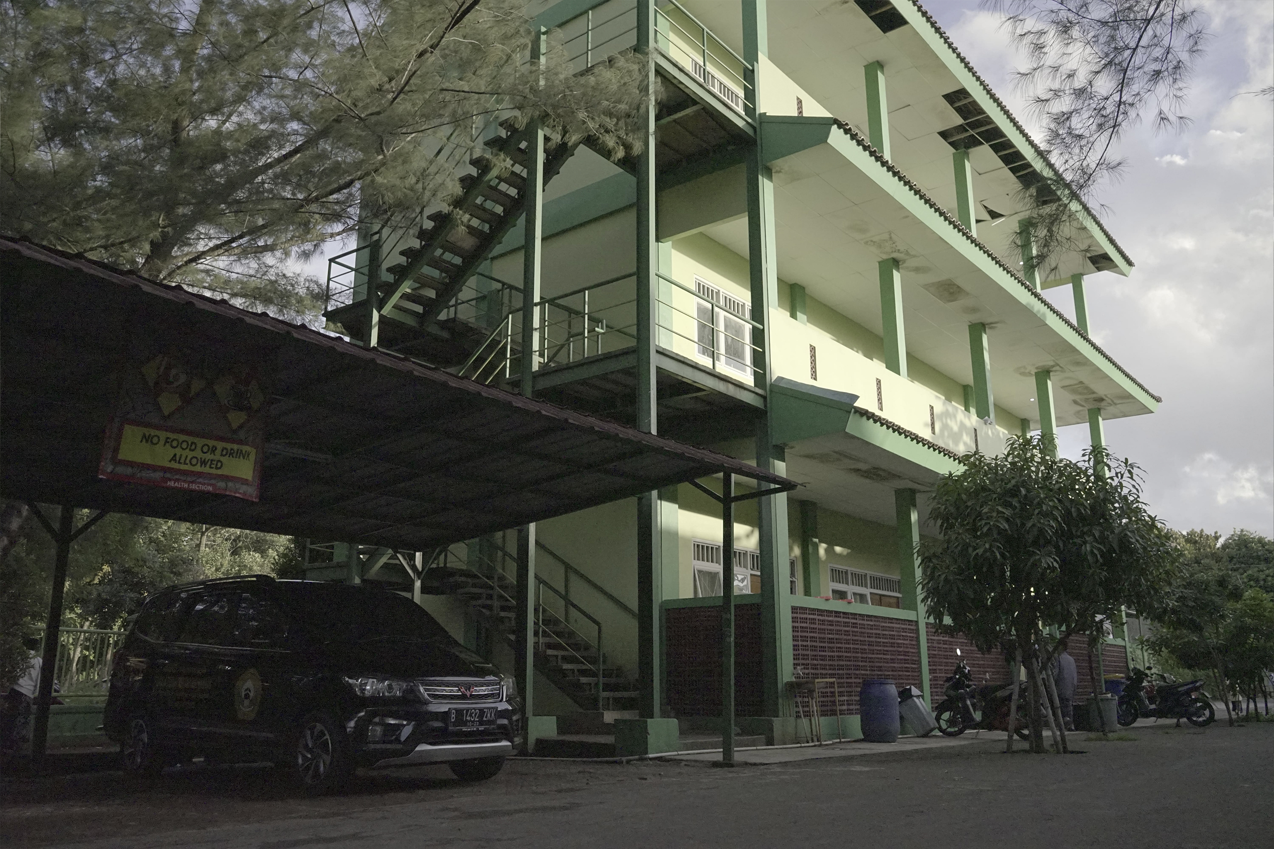 Asrama Majelis Guru ( tampak dari samping )